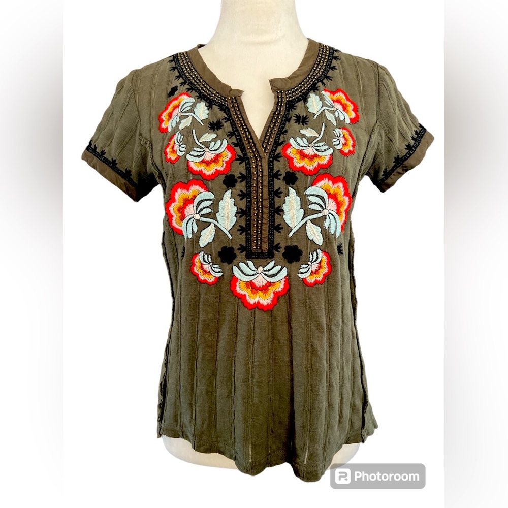Anthropologie Akemi + Kin embroidered top size XS